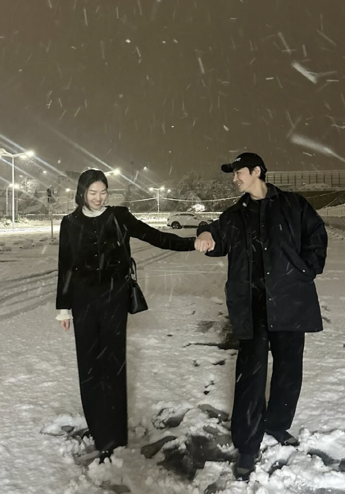 Ryu Seo ♥ Jeon Jin, it's been a long time since we had a sweet two shot..Hold hands together and be full of happiness