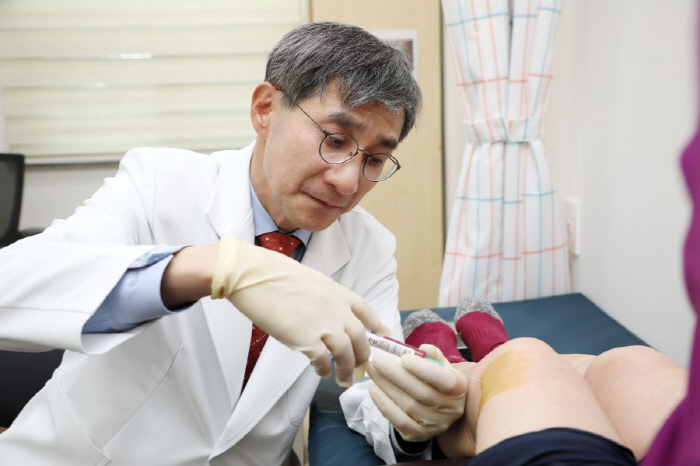 Approved treatment for mid-term knee arthritis PRP injection...Expected to improve pain and function at Himchan Hospital