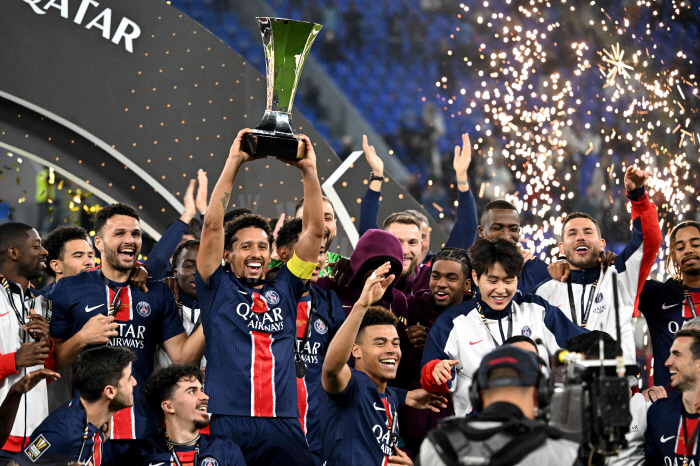 Heungmin, is this hard? Lee Kang-in, who collected the trophy, has already made four in PSG alone. Captain Son Heung-min, who is not in charge, is in extreme contrast