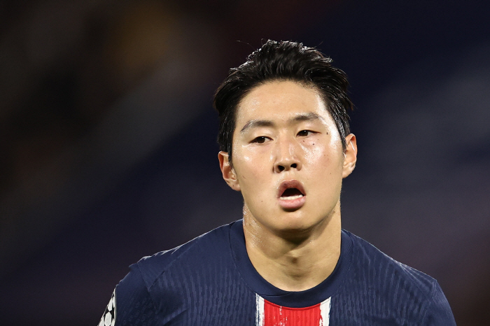 Heungmin, is this hard? Lee Kang-in, who collected the trophy, has already made four in PSG alone. Captain Son Heung-min, who is not in charge, is in extreme contrast