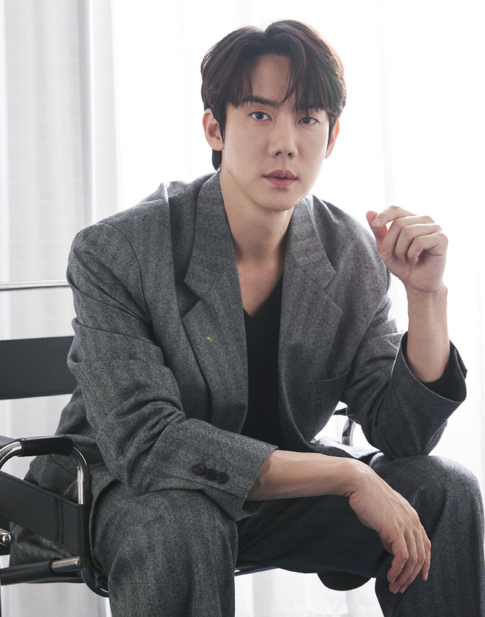 Yoo Yeon-seok Reflects on Playing a Presidential Spokesman in 'When The Phone Rings'