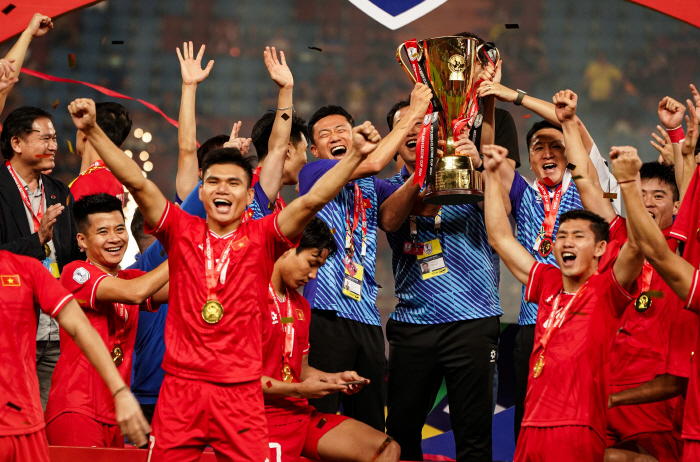 Kim Sang-sik Magic's super awesome Vietnam wins the third championship in Southeast Asian World Cup history, overpowering Thailand 32 → 53 total scores