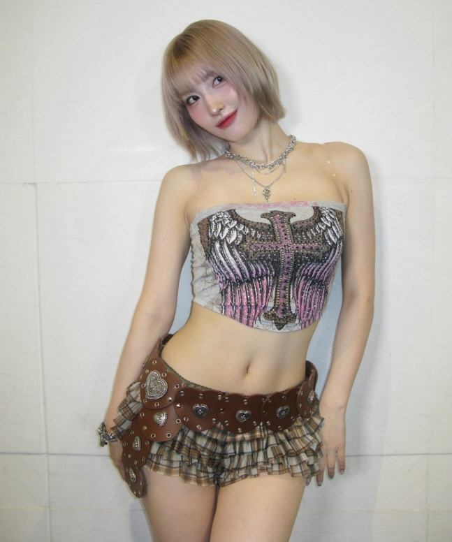  TWICE MOMO's sexy look with tube top  hot pants