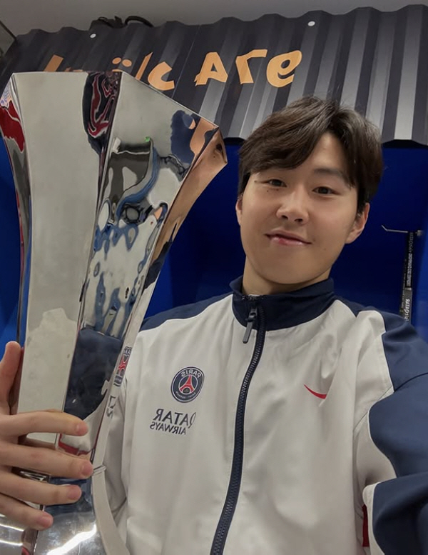 Six years after his debut ☆☆☆☆☆ Snake Year star Lee Kang-in flashed the trophy from the first game of the Year of the Snake...Park Ji-sung's all-time leading European team