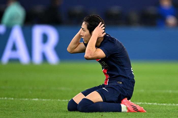 Six years after his debut ☆☆☆☆☆ Snake Year star Lee Kang-in flashed the trophy from the first game of the Year of the Snake...Park Ji-sung's all-time leading European team