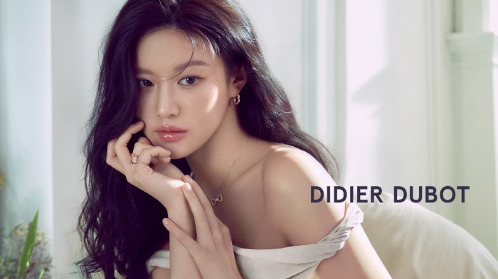 There's no 女...Ko Yoon-jung shows off her shoulders and proves her collarbone beauty