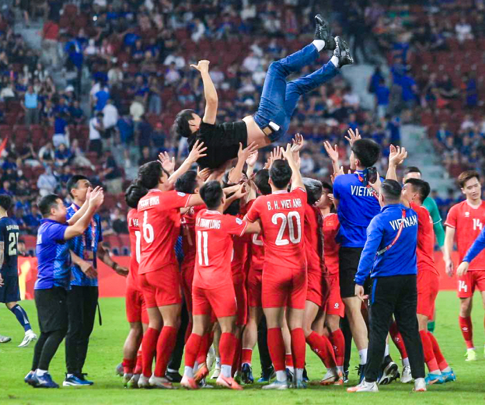 Vietnam is excited by the hip-hop dance that celebrates the victory of the new dance...Southeast Asian Football Normal → 2nd Park Hang-seo Shinhwa is born