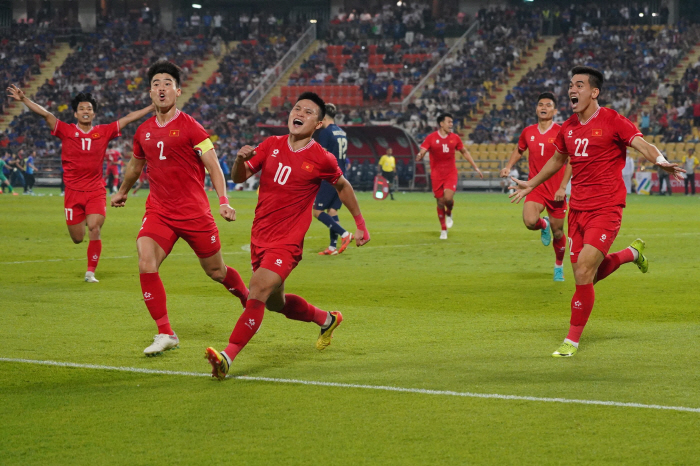 Vietnam is excited by the hip-hop dance that celebrates the victory of the new dance...Southeast Asian Football Normal → 2nd Park Hang-seo Shinhwa is born