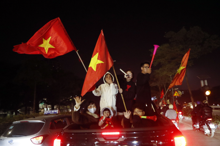 Vietnam is excited by the hip-hop dance that celebrates the victory of the new dance...Southeast Asian Football Normal → 2nd Park Hang-seo Shinhwa is born