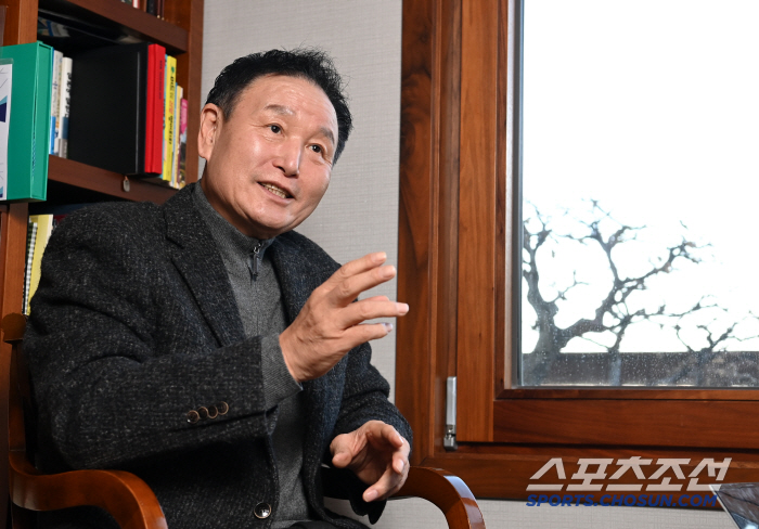 Candidate Huh Jung-moo's wise decision to cite provisional disposition, positively welcomed...Age restriction regulation → role of stepping stone