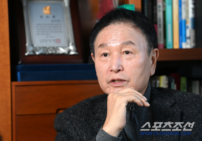 Candidate Huh Jung-moo's wise decision to cite provisional disposition, positively welcomed...Age restriction regulation → role of stepping stone