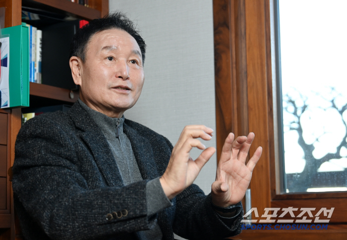 Candidate Huh Jung-moo's wise decision to cite provisional disposition, positively welcomed...Age restriction regulation → role of stepping stone