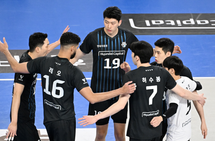 I won again in the second half! Hyundai Capital Solidly Leads Pajuk's 10th Win in a Run...The lowest-ranked OK Savings Bank has lost four consecutive games 