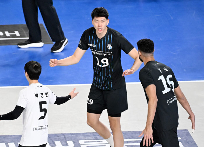 I won again in the second half! Hyundai Capital Solidly Leads Pajuk's 10th Win in a Run...The lowest-ranked OK Savings Bank has lost four consecutive games 