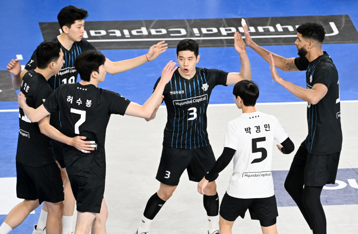 I won again in the second half! Hyundai Capital Solidly Leads Pajuk's 10th Win in a Run...The lowest-ranked OK Savings Bank has lost four consecutive games 