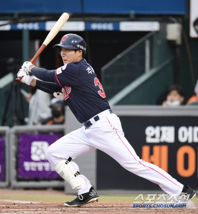 Kiwoom → Lotte → Doosan traded twice in four years. Choo Jae-hyun's determination to end the cliff looked very strong. I think it's really the last team. 