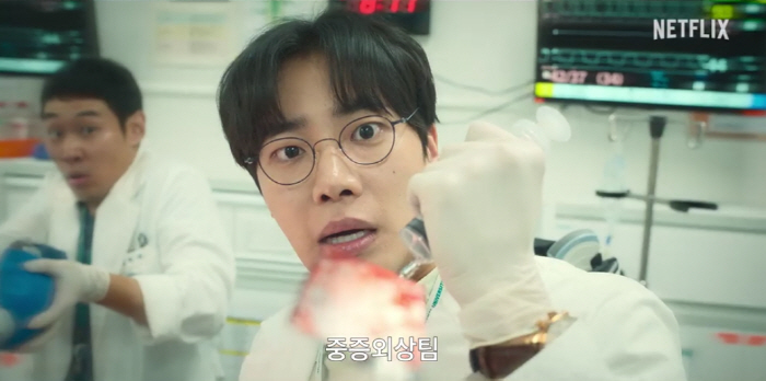  Doctor running on a bike..Joo Ji-hoon returns to the Severe Trauma Center