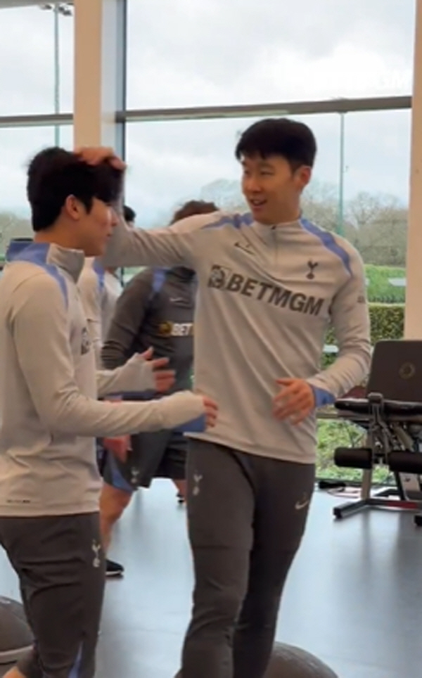 Oh, oh, Minhyuk's extension contract Son Heung-min, the Korean brother Yang Min-hyuk's hair!Captures close-up care on the training site