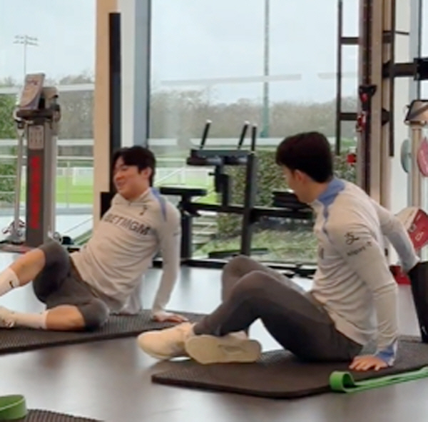 Oh, oh, Minhyuk's extension contract Son Heung-min, the Korean brother Yang Min-hyuk's hair!Captures close-up care on the training site