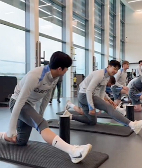 Oh, oh, Minhyuk's extension contract Son Heung-min, the Korean brother Yang Min-hyuk's hair!Captures close-up care on the training site