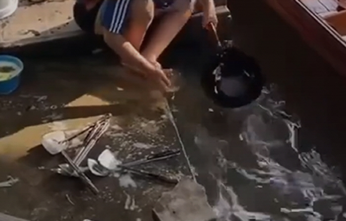 Thailand's famous tourist restaurant washes dishes in murky canal water...an embarrassing reality