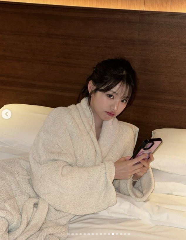 WON YOUNG in a shower..New Year's greetings with bathtub and bed selfies