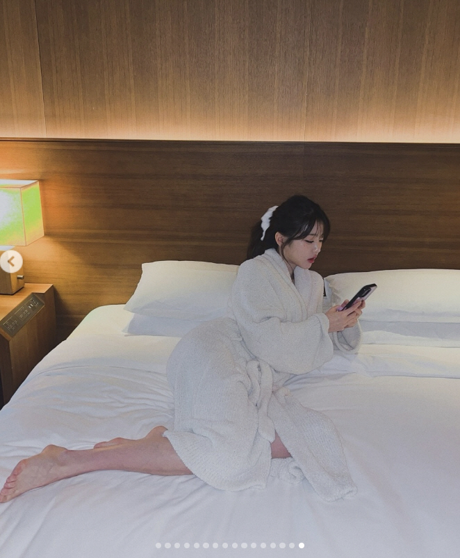 WON YOUNG in a shower..New Year's greetings with bathtub and bed selfies