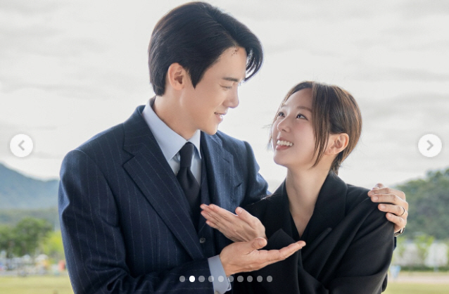 Yoo Yeon-seok ♥ Chae Soo-bin. That's why they're dating..They look at each other with honey in their eyes