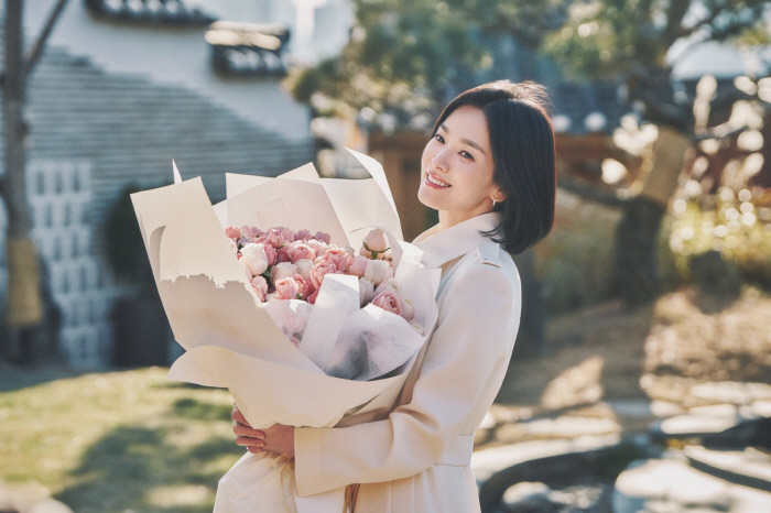 From tail winds to Douglas...Delicateness (Yuquiz), who has been acting for 28 years, even prepared wedding gifts for Song Hye-kyo and Cho Se-ho