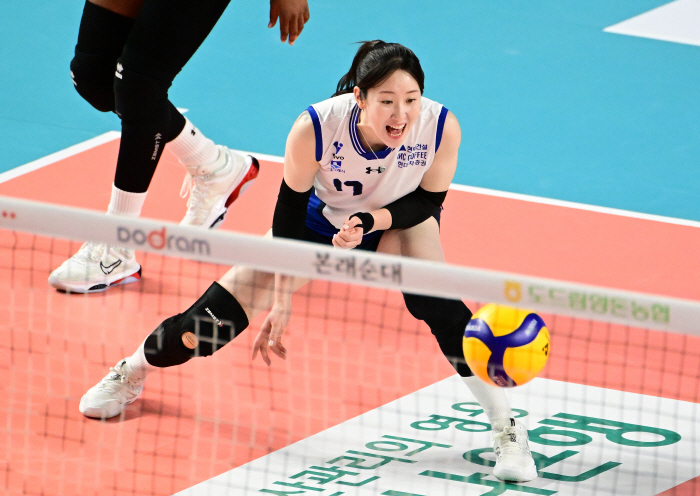 I lost the second set first, but...Hyundai Engineering & Construction is different! Moma  Yang Hyo-jin 40 points for joint road construction, reverse sweep, reverse reversal 