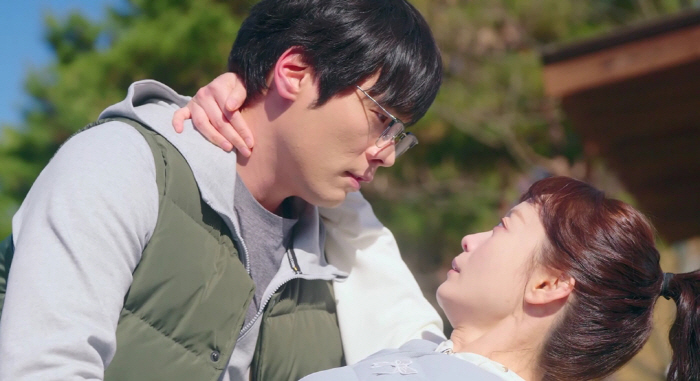 Jeon So-min ♥ Choi Daniel, in the end, a hot tango hug..What's with the hot eyes (Jisong again today) 