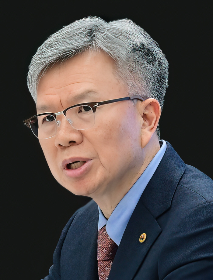 Kim Taek-woo, new chairman of the Korean Medical Association, does his best to normalize the medical environment