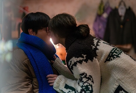 Lee Se-young Na-woo captures the dizzying first night of 20 years old...I sat on my lap (Mortel Callie)