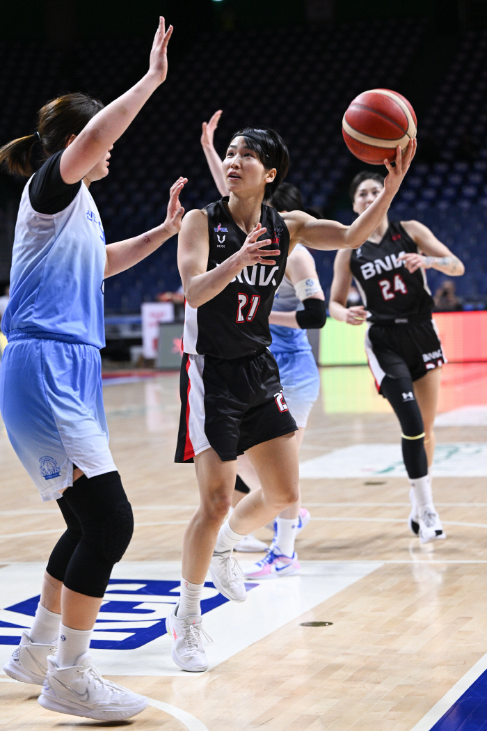  How did Aquo Saki completely fill the gap between Park Hye-jin and Lee So-hee. 21 points explosion, BNK Shinhan Bank leads alone in crushing defeat