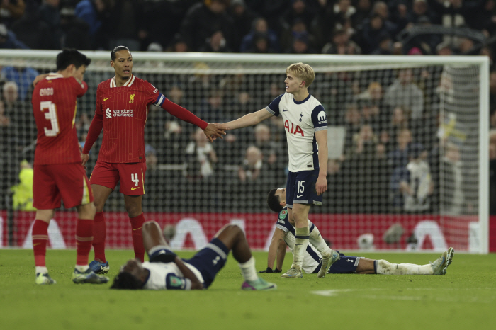 Van Dijk, you should have given me a yellow card after losing to Tottenham! Veribal goal  I can't admit the referee's mistake