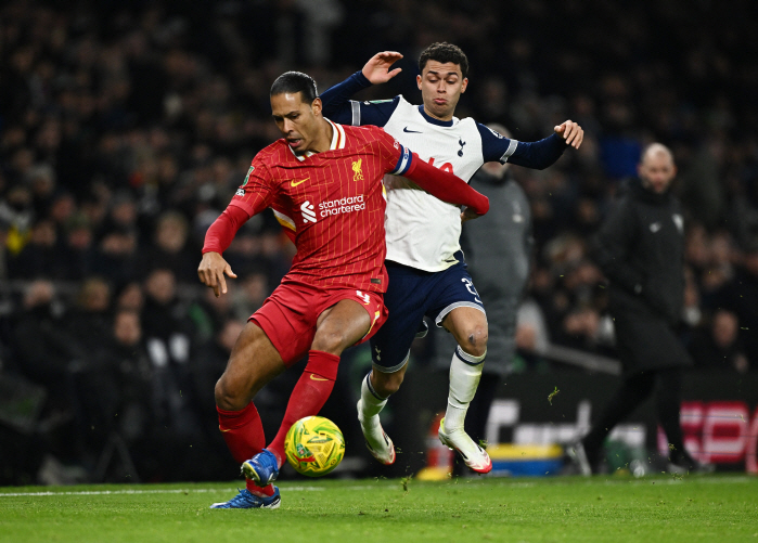 Van Dijk, you should have given me a yellow card after losing to Tottenham! Veribal goal  I can't admit the referee's mistake