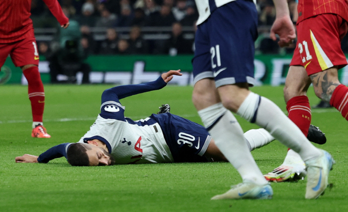 Breathe with a fainting respirator during the game, head thump! Son Heung-min, let's all be together...Tottenham midfielder is fine! Thank you for your support