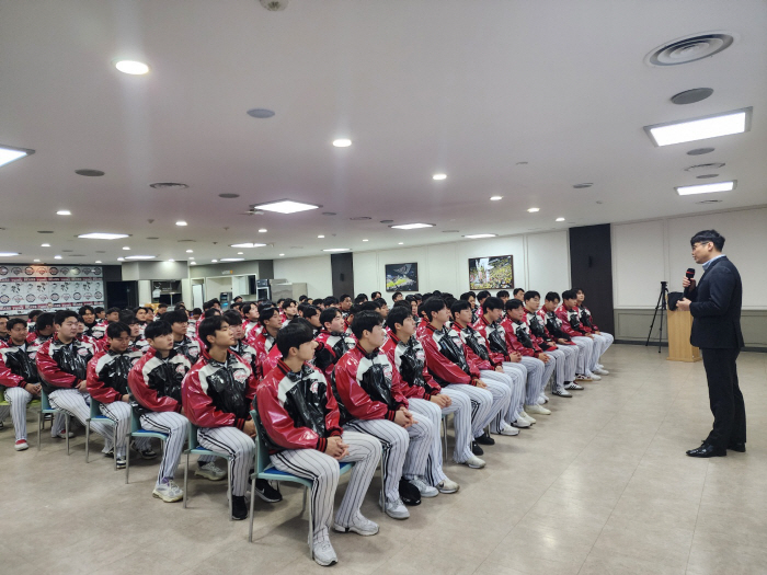 Prevention and response of human rights violations, sexual violence, and violence...Sports Ethics Education Visiting the Sports Ethics Center with the LG Twins