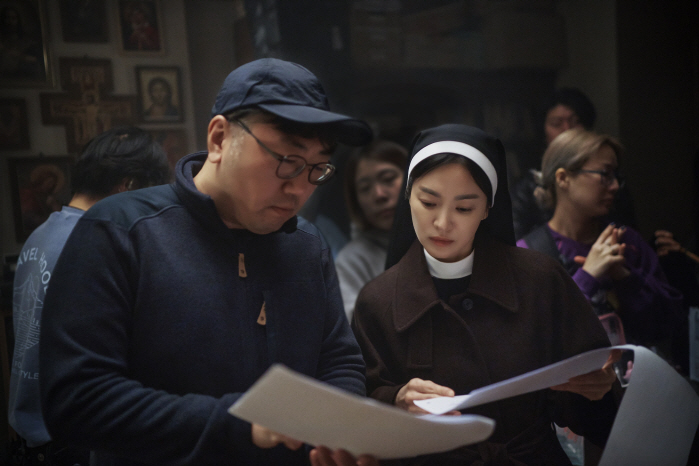 Song Hye-kyo Becomes a Nun, Strong Charisma...Her eyes have changed