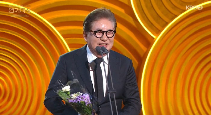 Kim Yong-gun Honors Lee Soon-jae in Acceptance Speech at KBS Drama Awards