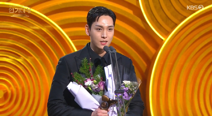 Choi Tae-joon Expresses Love for Park Shin-hye During KBS Drama Awards Speech