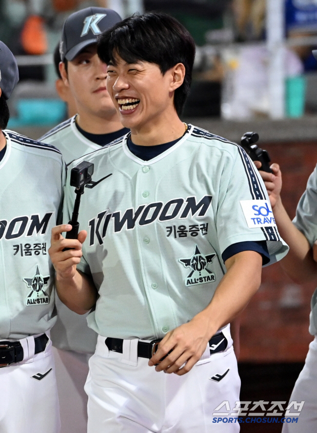 Kim Do-young, a special third baseman who is comparable to Kim Do-young, was rewarded with the No. 1 non-FA salary...I'll be more responsible