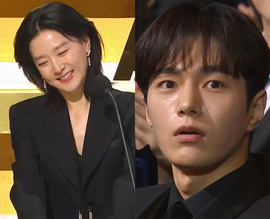 Lee Young-ae seems to be surprised by Kim Myung-soo's surprise appearance at the award ceremony. 