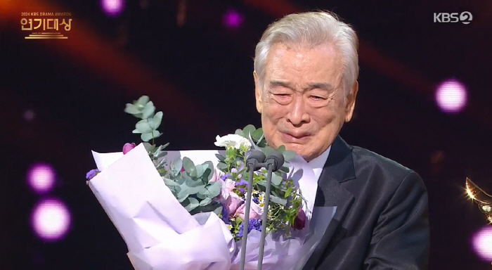 90-year-old Lee Soon-jae's acceptance speech for the oldest grand prize in history. Since I've lived for a long time, this day has happened  (Roundup)