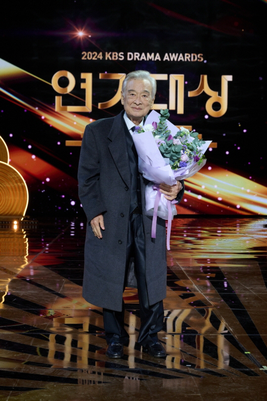 Achievement Award when I turn 60? Lee Soon-jae's stinging impression of the 90-year-old oldest grand prize should be evaluated by acting  (Roundup)