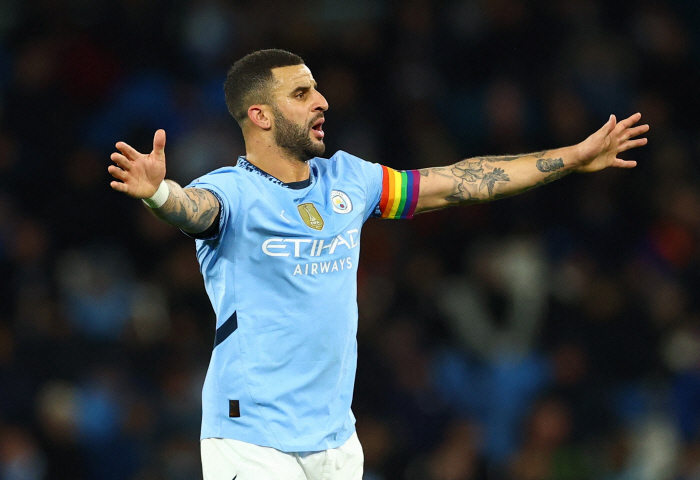 Amazing Manchester City wingback is leaving for Saudi Arabia. Guardiola made a surprise statement right after his victory in the FA Cup → Ronaldo's Alnasr, three teams are paying keen attention