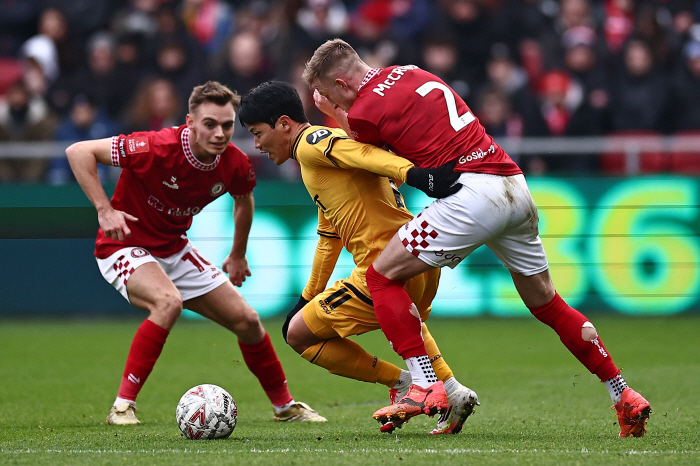 Hwang Hee-chan, who played for two consecutive games  75 minutes, gave away a big chance  gave up a goal. Wolverhampton won 21 against Bristol → advanced to the fourth round of the FA Cup