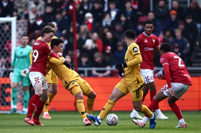 Hwang Hee-chan, who played for two consecutive games  75 minutes, gave away a big chance  gave up a goal. Wolverhampton won 21 against Bristol → advanced to the fourth round of the FA Cup