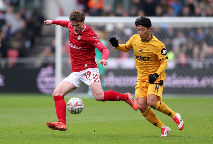 Hwang Hee-chan, who played for two consecutive games  75 minutes, gave away a big chance  gave up a goal. Wolverhampton won 21 against Bristol → advanced to the fourth round of the FA Cup