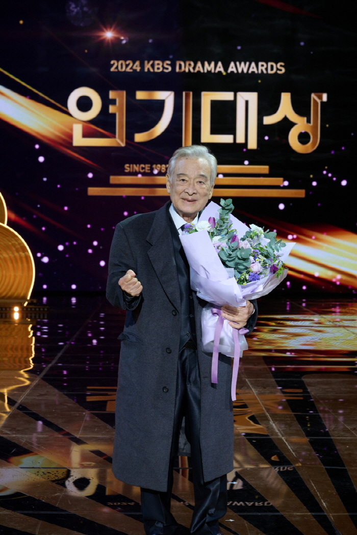 Lee Soon-jae Sets Record as Oldest Grand Prize Winner at 2024 KBS Drama Awards